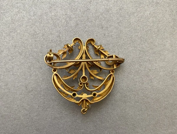 az ékszer hátoldala