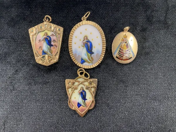 Zománcozott Mária-medálok